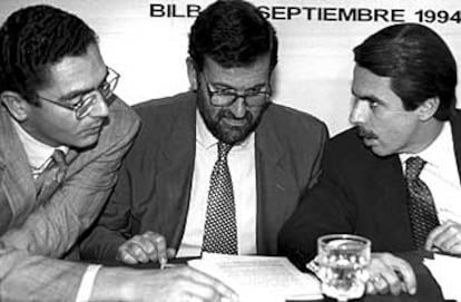 Rajoy, entre Gallardón y Aznar, en una reunión en Bilbao, en septiembre de 1994.