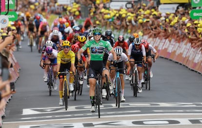 Lorena Wiebes celebra la victoria por delante de Elisa Balsamo, de blanco, y Marianne Vos, de amarillo.