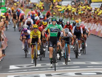 Lorena Wiebes celebra la victoria por delante de Elisa Balsamo, de blanco, y Marianne Vos, de amarillo.