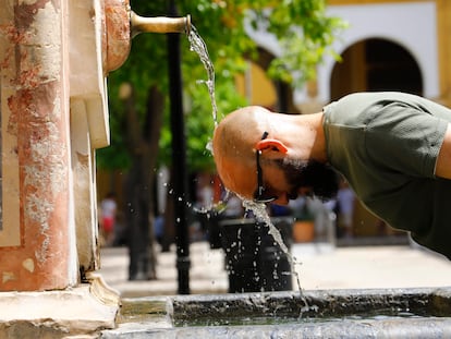 Un hombre se refresca en una fuente del patio de los Naranjos de la mezquita-catedral de Córdoba, la semana pasada.