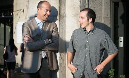 Ramon Carbonell, a la izquierda, y Jorge Peña, donante y beneficiario, ayer en Barcelona.