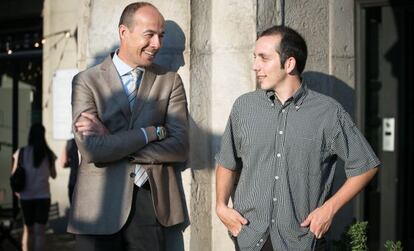 Ramon Carbonell, a la izquierda, y Jorge Pe&ntilde;a, donante y beneficiario, ayer en Barcelona. 