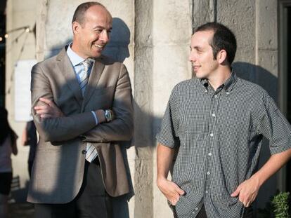 Ramon Carbonell, a la izquierda, y Jorge Pe&ntilde;a, donante y beneficiario, ayer en Barcelona. 