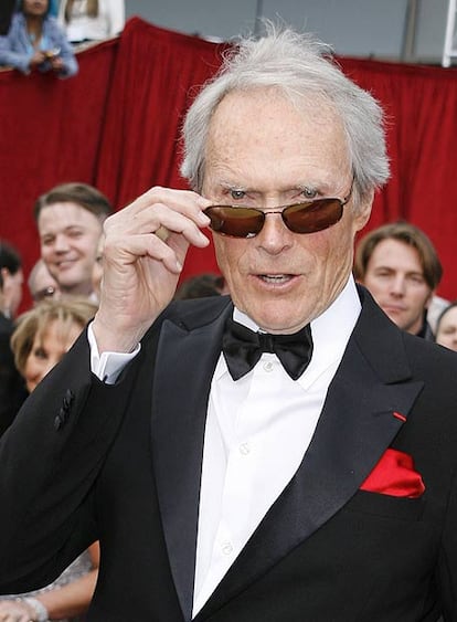 El actor y director Clint Eastwood se baja las gafas ante las cmaras de los fotgrafos. Es otro de los protagonistas de la ceremonia ya que est nominado como mejor director por <i>Cartas desde Iwo Jima</i> que, a su vez, est nominada tambin como mejor pelcula.