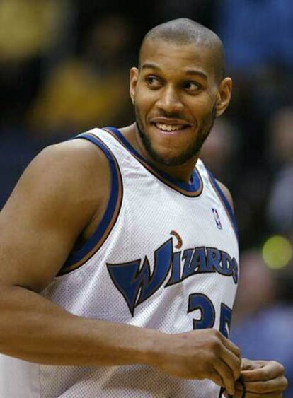 Lonny Baxter, en un partido con los Wizards en 2004.