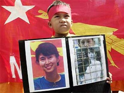 Un niño con la foto de Suu Kyi, en la protesta celebrada ayer en Bangkok.