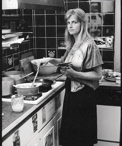 Linda McCartney cooking one of her vegetarian dishes.