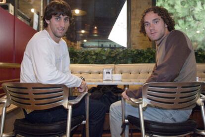 Diego (a la izquierda) y Gaby Milito, en 2005, cuando ambos jugaban en el Zaragoza.