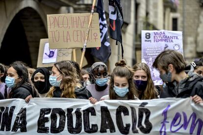 En la imagen, la cabecera de la manifestación de Girona convocada por el Sindicat d'Estudiants dels Països Catalans (Sepc) y el Sindicat d'Estudiants (SE) bajo el lema "Por una educación feminista".