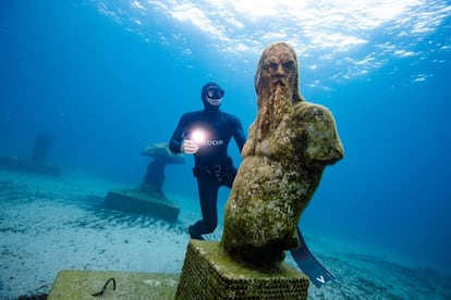 “Cuando emprendas tu viaje a Ítaca, pide que el camino sea largo, lleno de aventuras, lleno de experiencias. No temas a los lestrigones ni a los cíclopes, o al airado Poseidón…”. El fiero dios del mar de los primeros versos de 'Ítaca', del poeta griego afincado en Alejandría ­Konstantinos Kavafis (1863-1933), inspira la obra 'Poseidón' (en la foto), de Christophe Charbonnel, una de las 10 primeras estatuas sumergidas del Museo Subacuático de Marsella (MSM; <a href="https://www.musee-subaquatique.com/fr/" target="_blank">musee-subaquatique.com</a>), inaugurado el pasado 24 de septiembre en la playa francesa de Les Catalans, a 100 metros de la orilla y a 5 metros de profundidad. El proyecto, similar a otros parques submarinos de esculturas como <a href="https://elviajero.elpais.com/elviajero/2017/01/10/album/1484058724_115822.html" target="_blank">el Museo Atlántico de Lanzarote</a> o el Museo Subacuático de Arte (MUSA) de Cancún, en México, busca crear un arrecife artificial que atraiga a los buceadores y aumente la biomasa marina.