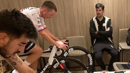 Javier Sola, al fondo, durante una sesión de pruebas de esfuerzo a ciclistas del UAE.