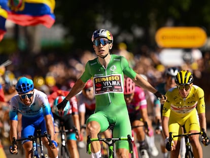 Wout Van Aert, maillot verde, celebra la victoria por delante de Michael Matthews y Tadej Pogacar.