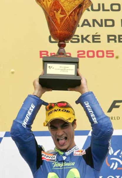 Dani Pedrosa, alzando su trofeo en Brno.