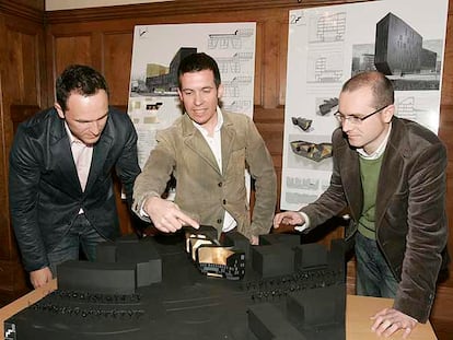 Los arquitectos Unai Celayeta, Asier Achurra y Aitor García de Gurtubay, ayer, junto a su proyecto para Musikene.