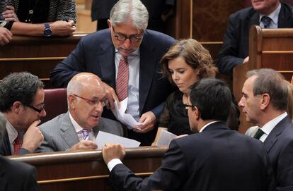Los portavoces del PSOE y del PP en el Congreso, negocian con Durna i Lleida en el Congreso, durante el pleno en el que se ha votado la reforma de la Constitución.