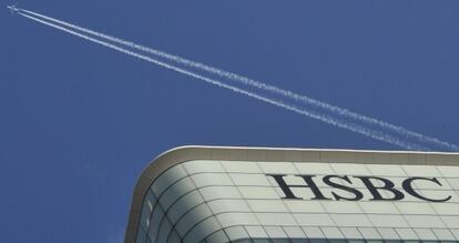 Un avi&oacute;n pasa por encima de la sede de HSBC en Londres.