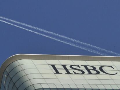 Un avión pasa por encima de la sede de HSBC en Londres.