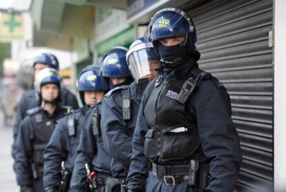 Policías londinenses preparados para llevar a cabo una redada en una propiedad en el barrio de Pimlico, en Londres