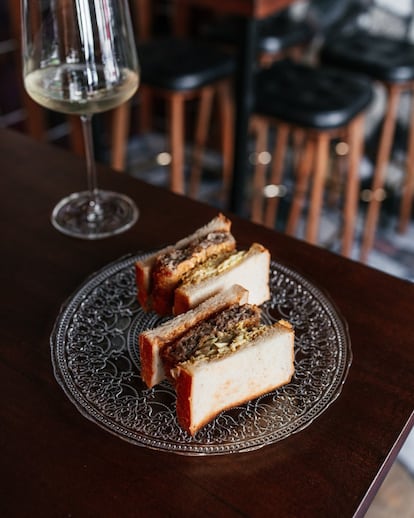 Otro plato estrella es el katsu sando con costillar de cerdo (15 euros). De postre, el mochi de chocolate y yuzu (5 euros). Las cervezas son de origen japonés y disponen de una carta de siete sakes.
 
Casa Sr. Ito: Marqués de Riscal, 6. Madrid. Teléfono 914 911 529. www.srito.es.