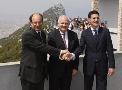 Peter Caruana, Miguel Ángel Moratinos y David Miliband posan en el balcón situado en lo alto del Peñón.