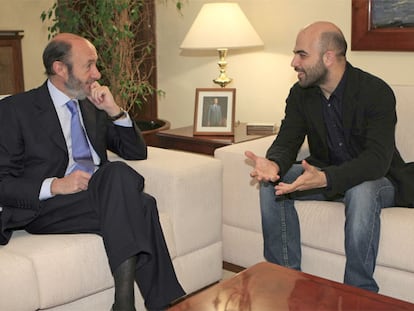 El ministro del Interior, Alfredo Pérez Rubalcaba, charla con el escritor Roberto Saviano.