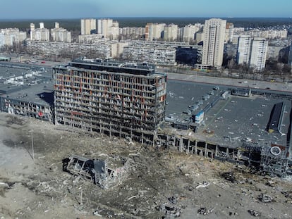 Imagen tomada por un dron del centro comercial bombardeado por las fuerzas rusas en Kiev.