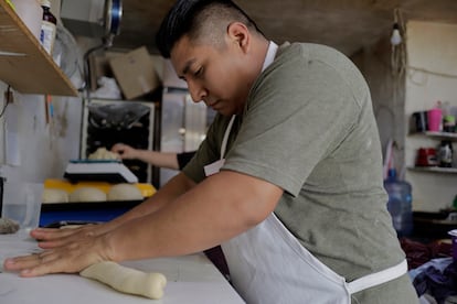 Mexicano preparando Pan y Rosca de Reyes.