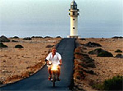 La carretera que lleva al faro del cabo de Barbaria, al suroeste de la isla de Formentera, fue una de las localizaciones donde se rodaron escenas de la película 'Lucía y el sexo', del director Julio Medem.