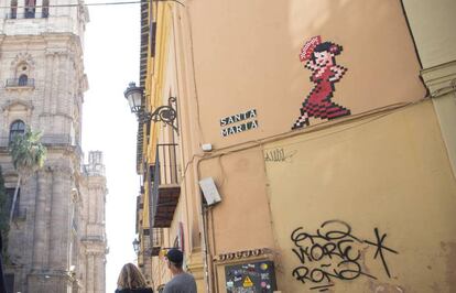 Uno de los mosaicos colocados por el artista Invader en Málaga.