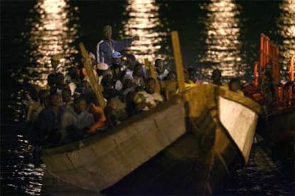 Un cayuco repleto de subsaharianos llega anteanoche al puerto de Santa Cruz de Tenerife.