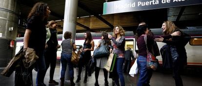Trabajadoras que viven en Madrid y utilizan el AVE todos los días para ir a Ciudad Real, fotografiadas en la estación de Atocha.
