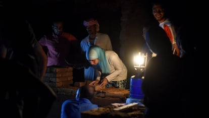 Radwa Rostom en pleno proceso de construcción tradicional.