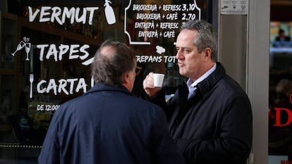 Joaquim Forn pren un cafè a Barcelona, aquesta setmana, prop de l'empresa on treballa.
