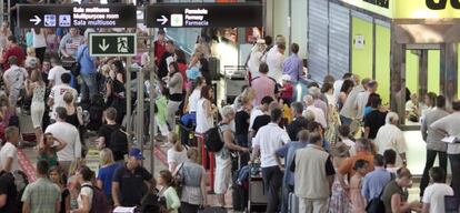 Turistas en el aeropuerto de Alicante.