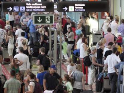 Turistas en el aeropuerto de Alicante.