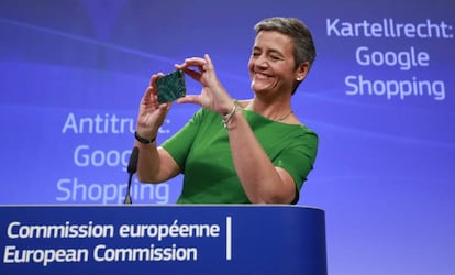 La comisaria europea de Competencia, Margrethe Vestager, fotografía a los fotógrafos durante la rueda de prensa sobre la multa a Google. EFE/Olivier Hoslet