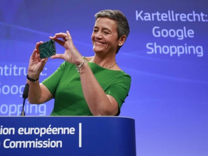 La comisaria europea de Competencia, Margrethe Vestager, fotografía a los fotógrafos durante la rueda de prensa sobre la multa a Google. EFE/Olivier Hoslet