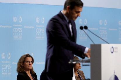 La ministra española para la Transición Ecológica en funciones, Teresa Ribera (izquierda), escucha la intervención del presidente del Gobierno español, Pedro Sánchez.