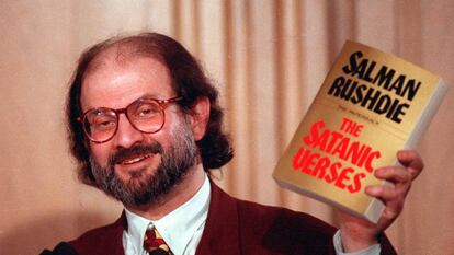 Salman Rushdie, tras la publicación de 'Los versos satánicos'.