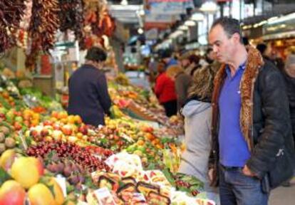 Puesto de frutas y verduras en el mercado "La Boquería" en Barcelona.