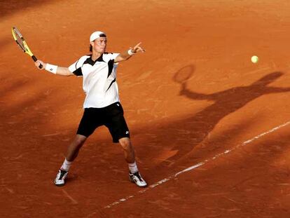 Lleyton Hewitt se prepara para devolver una bola en su encuentro de la tercera ronda frente a Jarkko Nieminen.
