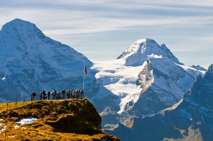 Las vistas hacia Grindelwald y Lauterbrunnen son increibles desde el teleférico más largo de Europa. En la cadena montañosa que separa ambos valles destaca el Männlichen (2.225 metros), una montaña mirador (en la foto) con una de las mejores panorámicas de la región. Mientras que un teleférico conecta Grindelwald Grund con el Männlichen, otro cable asciende desde la localidad de Wengen, justo la vertiente opuesta.