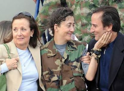 Ingrid Betancourt, con una guerrera del Ejército colombiano, flanqueada por su madre, Yolanda Pulecio, y su marido, Juan Carlos Lecompte.