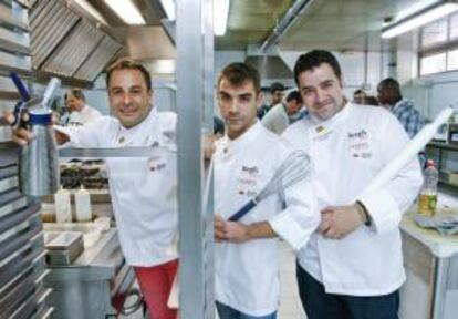 Los cocineros españoles Oscar Calleja, del restaurante Annua de San Vicente de la Barquera (Cantabria); Carlos Durán, del grupo Fábula Buey&Champagne de Madrid, y Antonio Arrabal, del Hotel Abba de Burgos, representantes de España en la copa culinaria "Taste", de Santo Domingo. EFE/Archivo