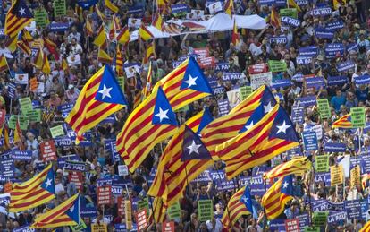 Banderas independentistas en Barcelona durante la marcha contra el terrorismo.