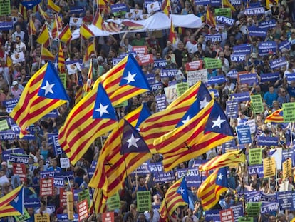 Banderas independentistas en Barcelona durante la marcha contra el terrorismo.