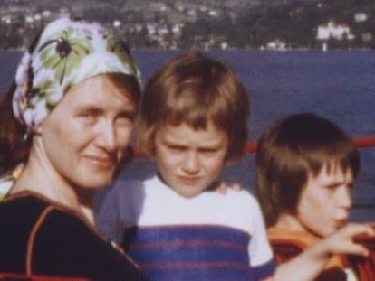 Annie Ernaux y sus dos hijos en un fotograma de la película 'Los años de super-8'.
