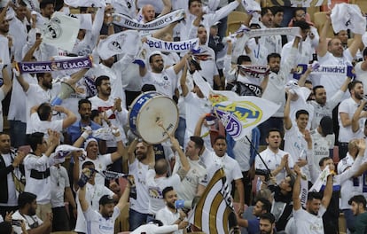 Los aficionados del Real Madrid animan a su equipo al inicio de la final.