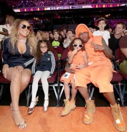 Mariah Carey y su exmarido Nick Cannon junto a sus hijos Monroe Cannon y Moroccan Scott en los premios Nickelodeon de 2017.