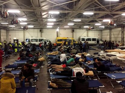 Docenas de personas evacuadas pasan la noche en un hangar de autobuses convertido en refugio temporal, en Camerino.